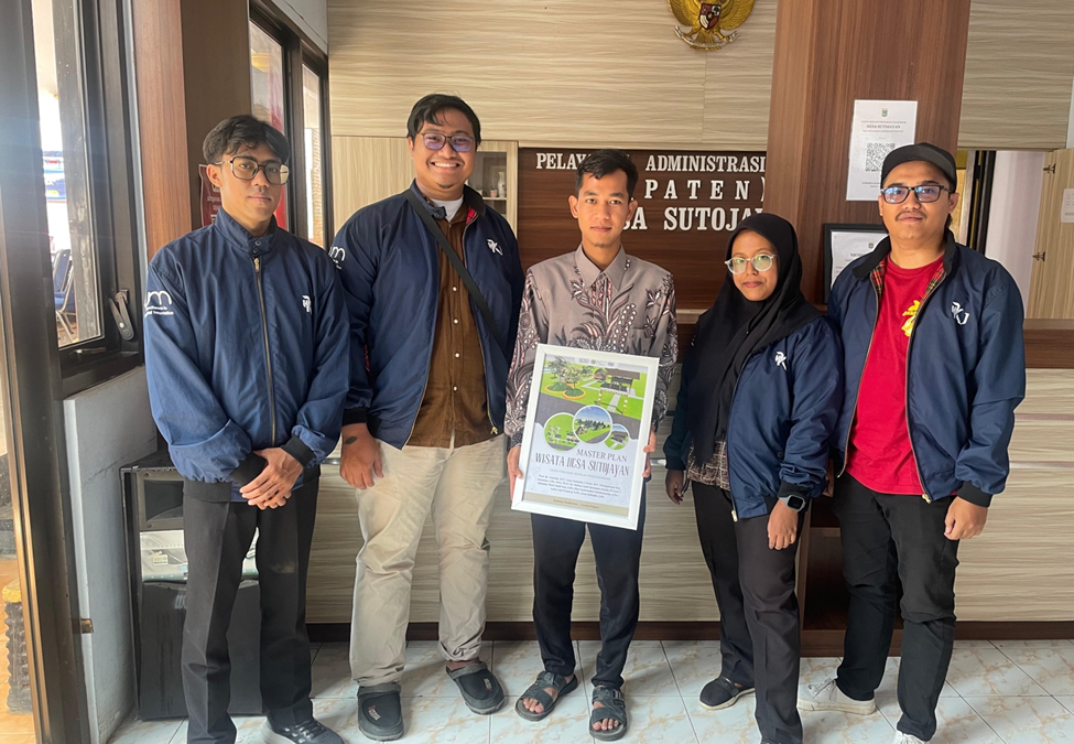 Mahasiswa Pendidikan Kejuruan Universitas Negeri Malang Rancang Master Plan Wisata Desa Sutojayan