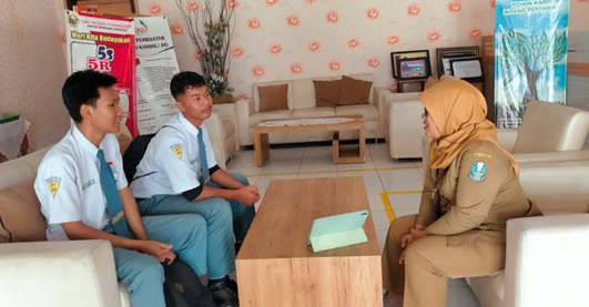 STRATEGI PENYIAPAN LULUSAN BERKUALITAS PADA SMK DALAM MENGHADAPI KESENJANGAN Supply-demand PASAR TENAGA KERJA (Studi Multi Situs pada SMK Pusat Keunggulan di Kabupaten Pasuruan)